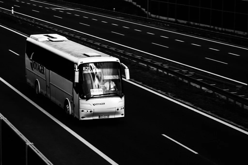 Processo de envio e recebimento de encomendas por bagageiro de ônibus em terminal rodoviário