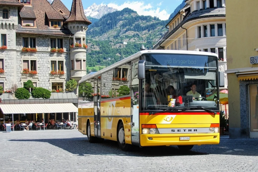 ônibus pronto para seguir viagem.