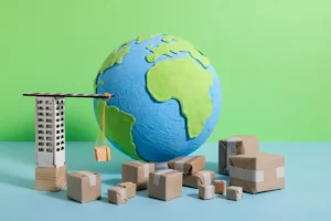 Modelo de logística verde, com um globo terrestre e caixas de papelão, simbolizando o transporte sustentável de mercadorias.