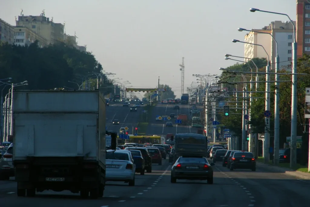 Engarrafamento noturno em uma avenida movimentada, com vários carros parados e luzes de freio acesas.
