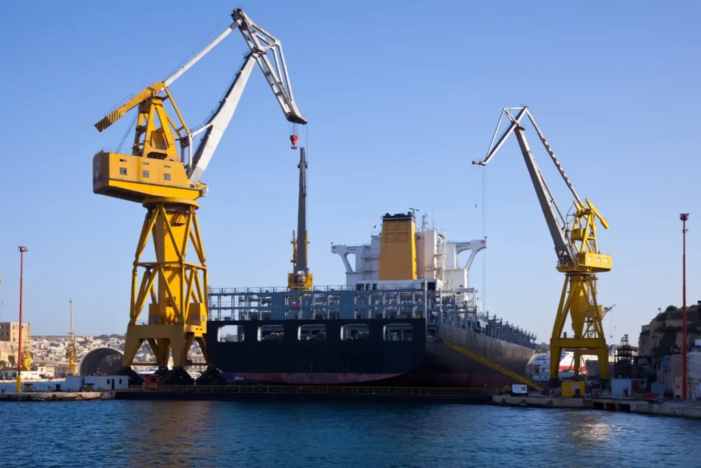 Navio de carga atracado em porto industrial com gruas de carregamento