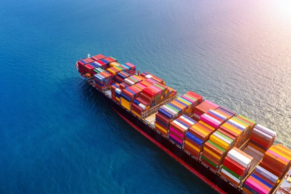 Navio de contêiner carregado navegando em alto mar — exemplo de cabotagem no Brasil
