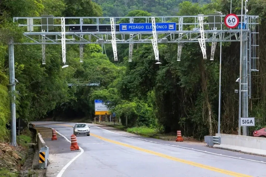 Pedágio Free Flow em rodovia com sistema eletrônico de cobrança automática sem praças físicas.