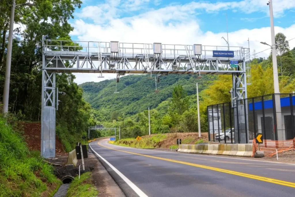 Pórtico de pedágio free flow em rodovia, sistema eletrônico de cobrança automática sem cabines e sem paradas.
