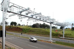 Pórtico de pedágio free flow em rodovia, tecnologia de cobrança automática de pedágio sem parar