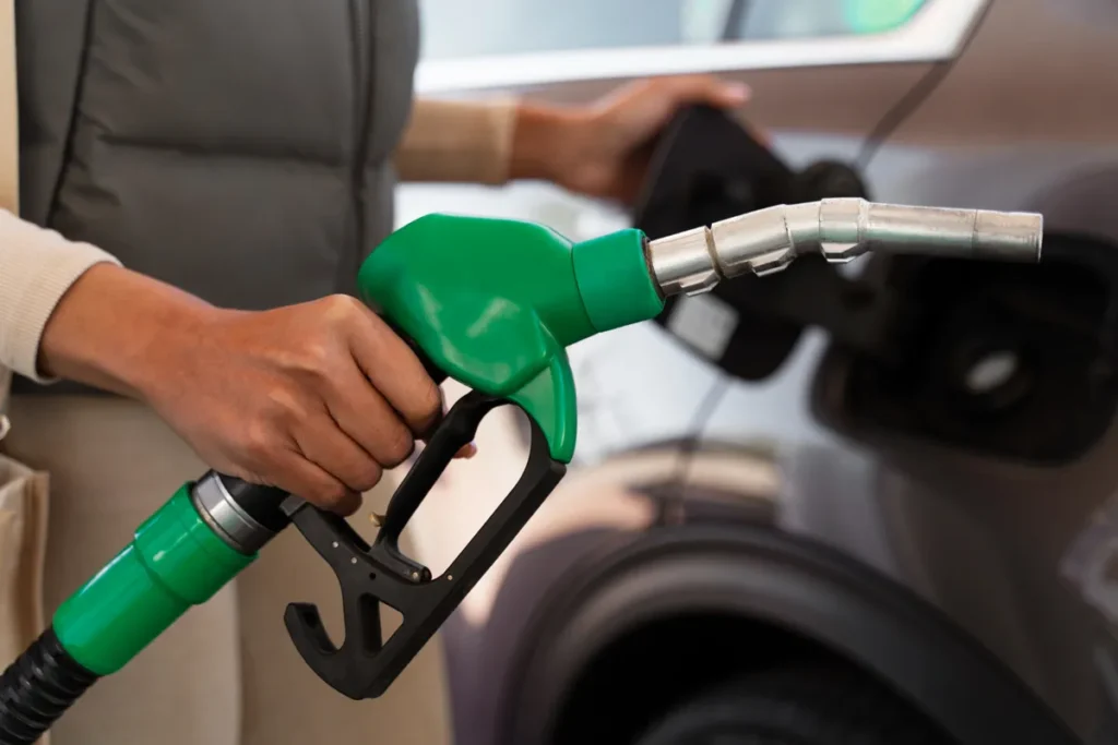 Pessoa abastecendo carro com diesel em posto de combustível no Brasil.