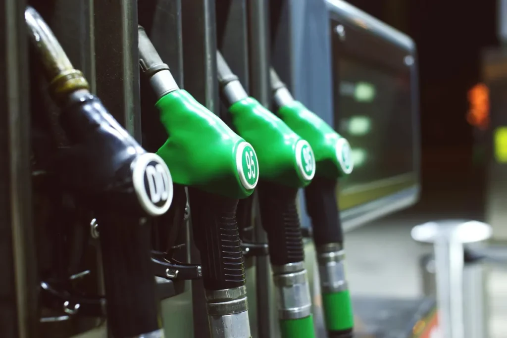 Bicos de bomba de combustível em posto, representando o preço do diesel no Brasil.