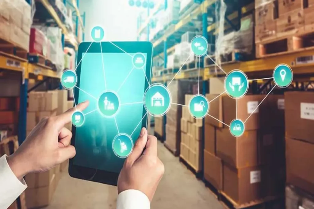 Funcionário em armazém usando um tablet para gerenciar a cadeia de suprimentos por meio de uma rede de ícones digitais, representando a análise de Big Data.