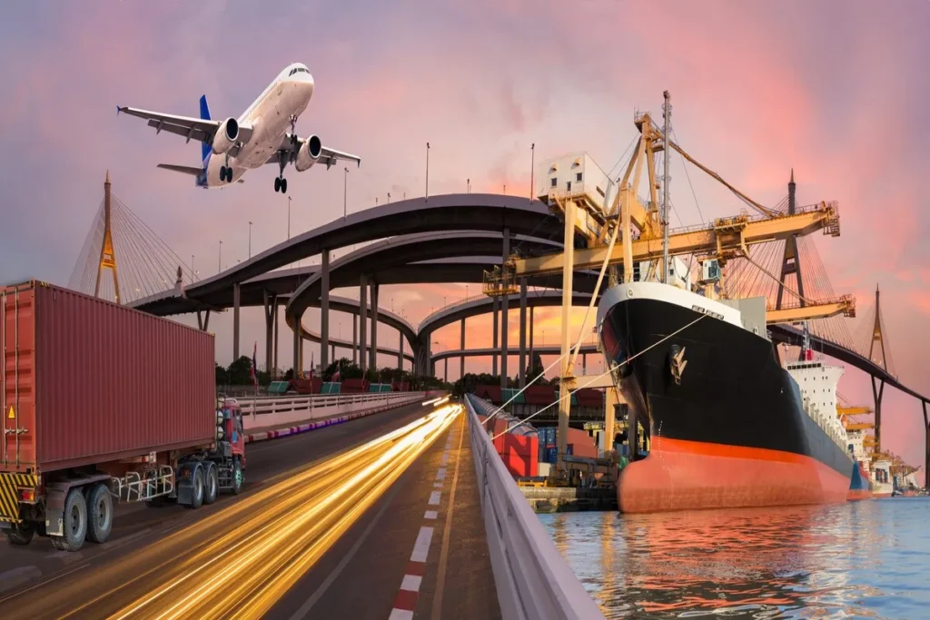 Composição digital mostrando a integração de três modais de transporte: um navio de carga atracado em um porto com guindastes, um caminhão de contêiner em uma rodovia com rastros de luz e um avião comercial no céu ao pôr do sol.