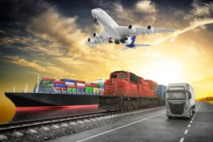 Composição de quatro modais de transporte global: um avião de carga voando no alto, um navio de contêineres, uma locomotiva vermelha em trilhos e um caminhão branco em rodovia, sob um pôr do sol dourado.