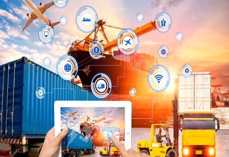 Profissional avaliando serviços de logística e transporte de cargas