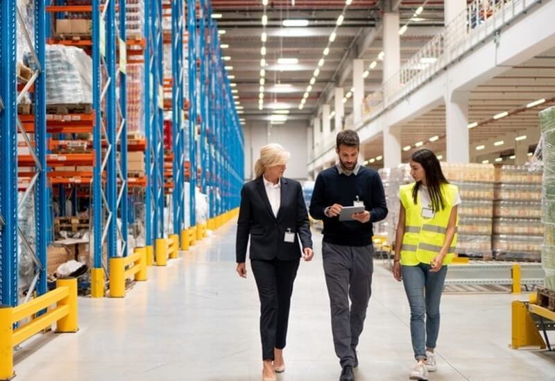 Implementação de logística integrada com tecnologia e sistemas de gestão