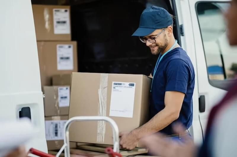 Pacote de frete expresso sendo preparado para envio rápido interestadual