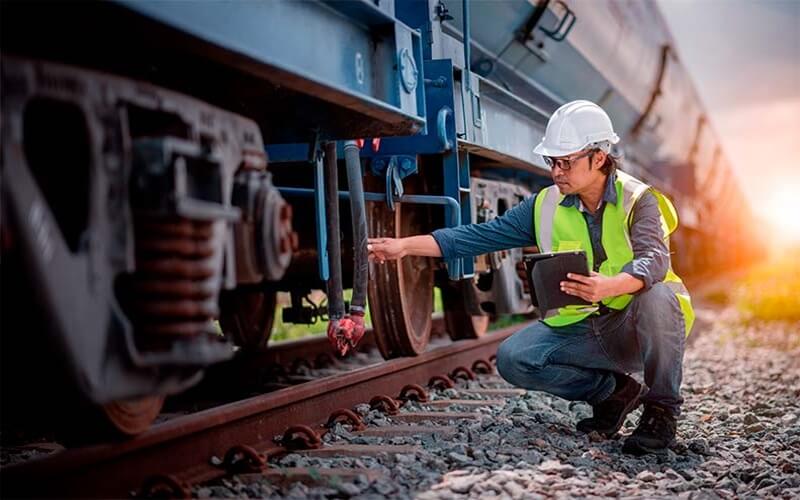 Trem de carga em ferrovia representando o modal ferroviário de transporte no Brasil