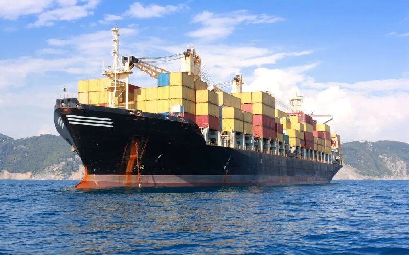 Navio cargueiro em porto representando o modal marítimo de transporte no Brasil