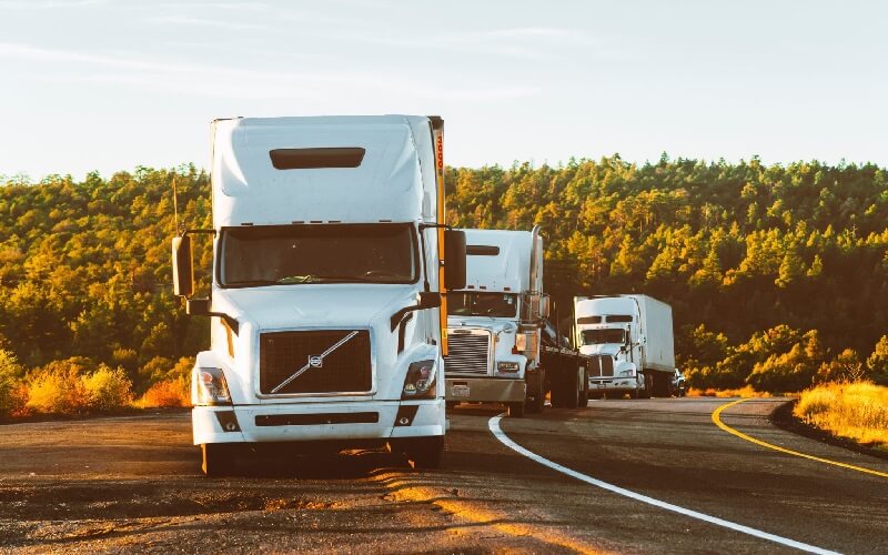 Caminhão em rodovia brasileira representando o modal rodoviário de transporte de cargas