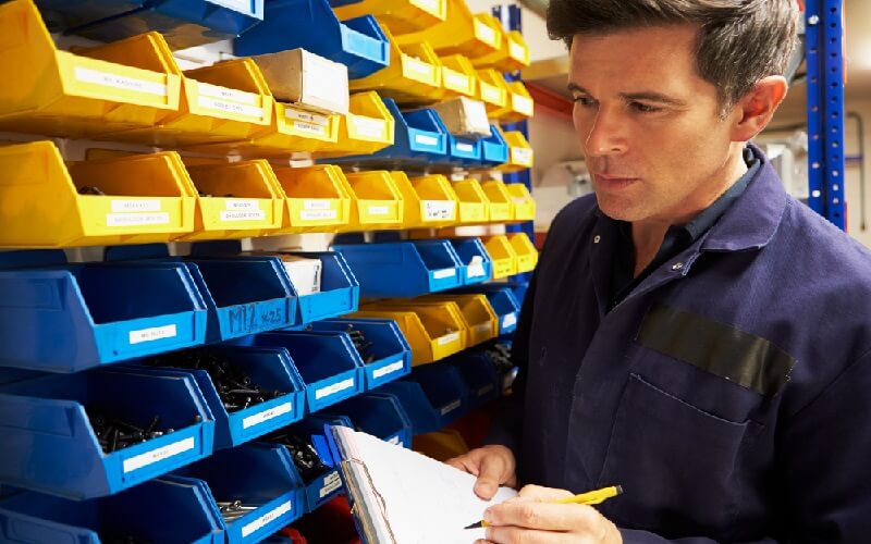 Gestão de estoque em armazém com controle de inventário e organização de produtos