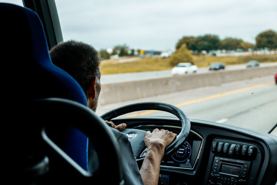 Ônibus interestadual em rodovia representando malha multimodal logística da Kargu