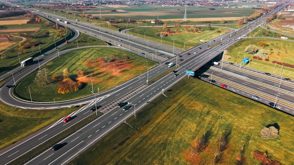 Vista aérea de rodovia interestadual representando infraestrutura de transporte no Brasil