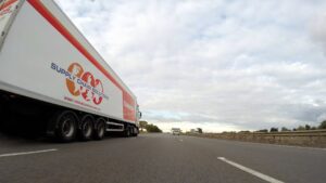 Caminhão de transporte de cargas em rodovia representando frete convencional