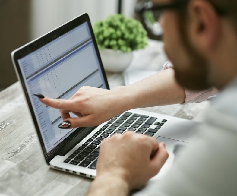 Gestores analisando dados comparativos de custos de frete em computador