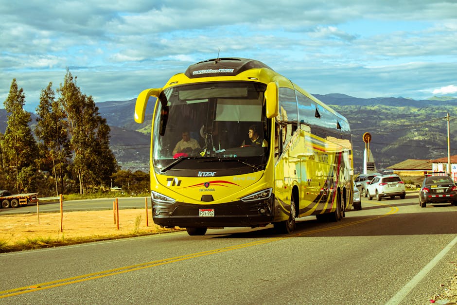 Ônibus rodoviário em estrada representando malha multimodal de transporte