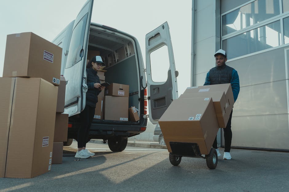 Equipe de entrega carregando caixas em veículo de última milha