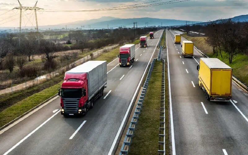 Gestor avaliando critérios para contratar empresa de transporte confiável