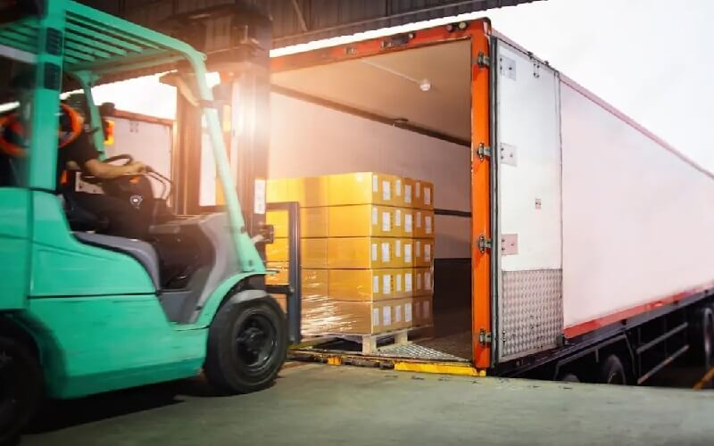 Frota de veículos de empresa de transporte em crescimento para atender demanda logística