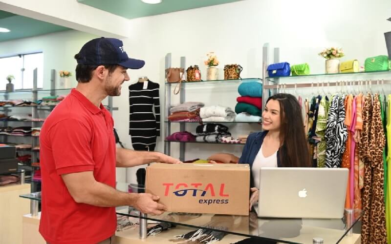 Cliente satisfeito recebendo pedido graças a uma logística eficiente