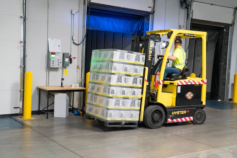 Operador de empilhadeira movimentando mercadorias em armazém logístico