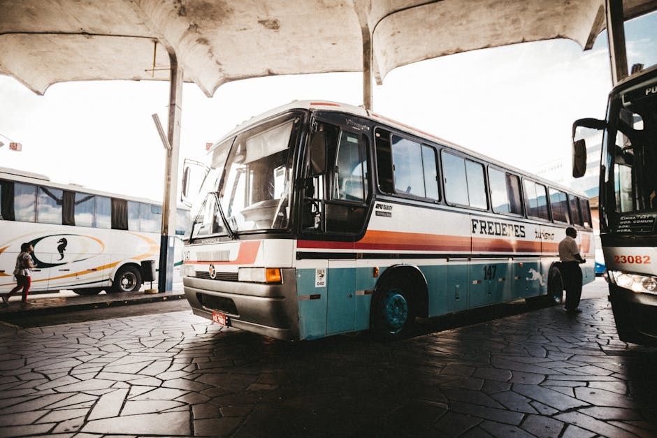 Ônibus rodoviário em estação, transporte multimodal de cargas no interior do Brasil
