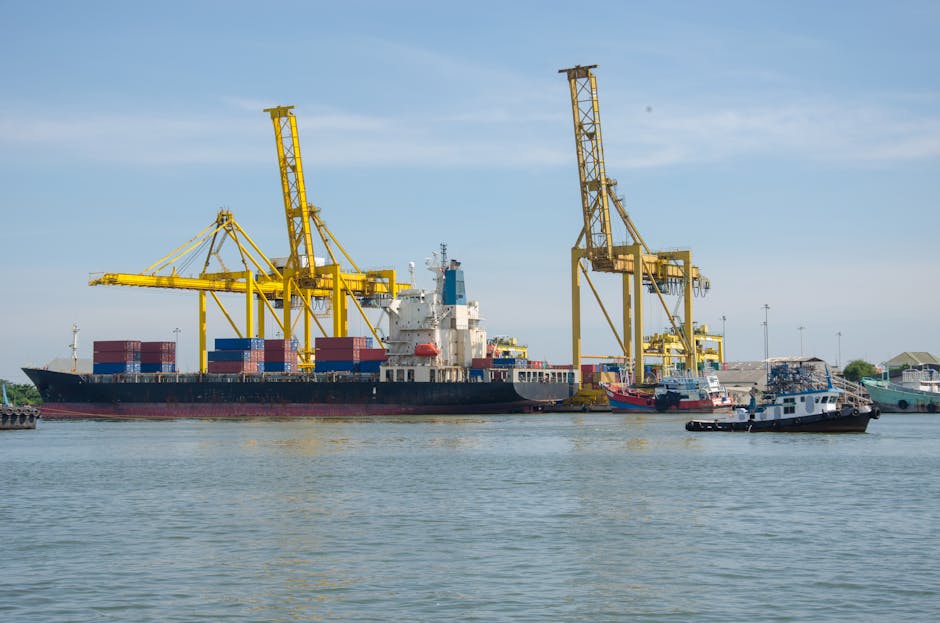 Navio cargueiro com containers no porto representando o transporte multimodal aquaviário