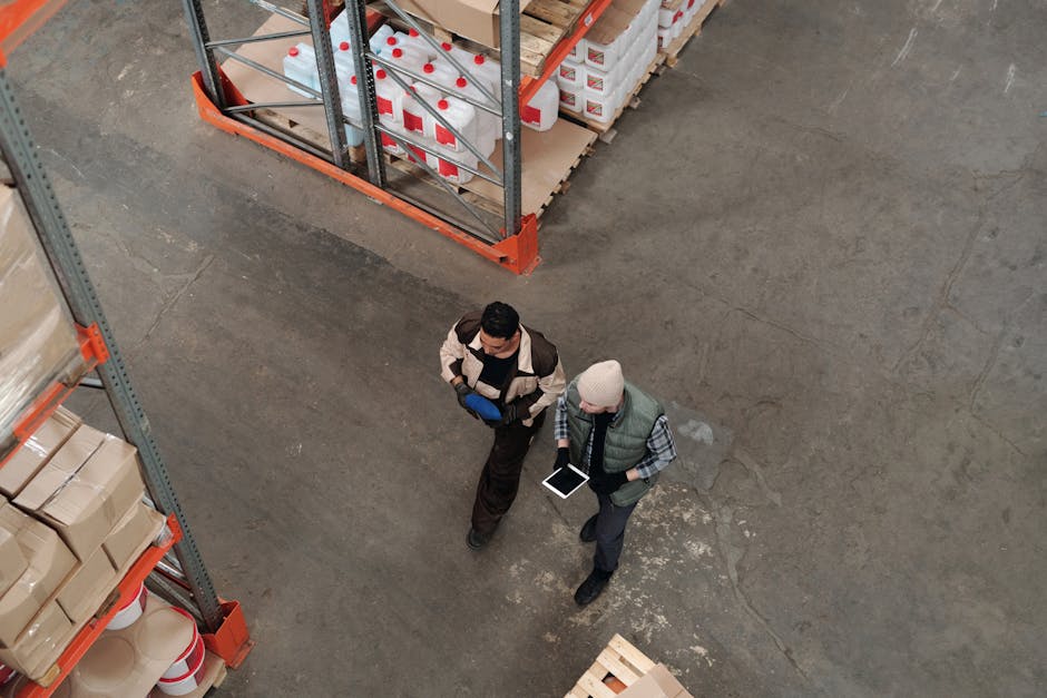 Equipe de logística utilizando tablet para gestão integrada de operações em armazém