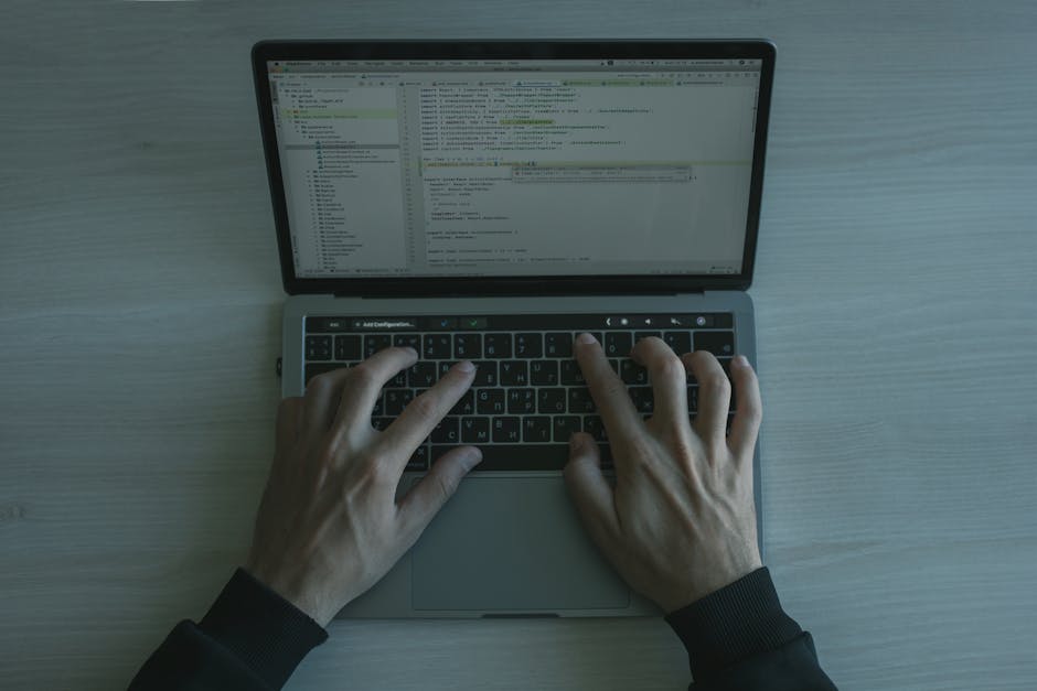 Desenvolvedor programando integração de API logística em laptop