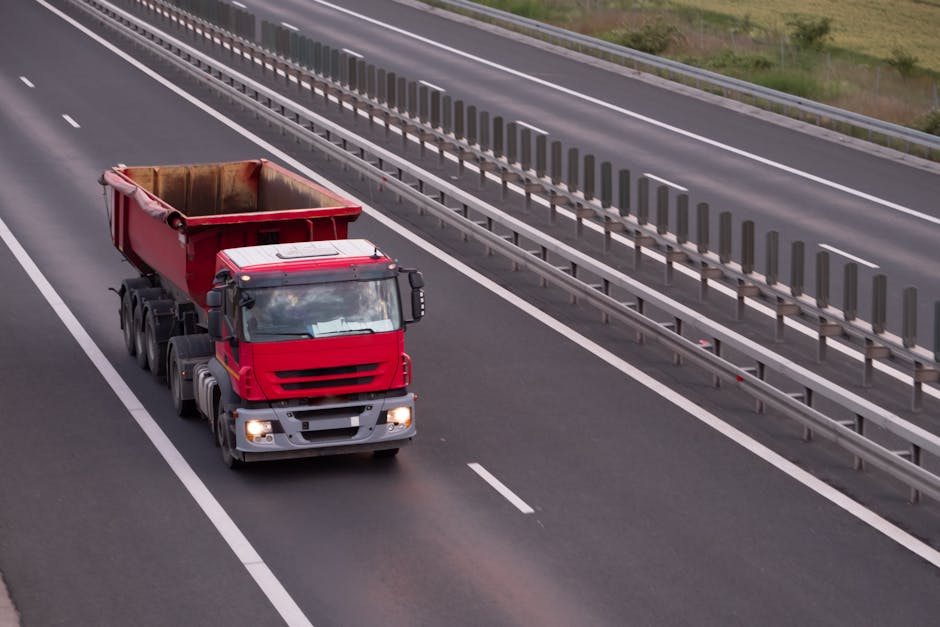 Caminhao de carga em rodovia representando transporte interestadual de pecas industriais