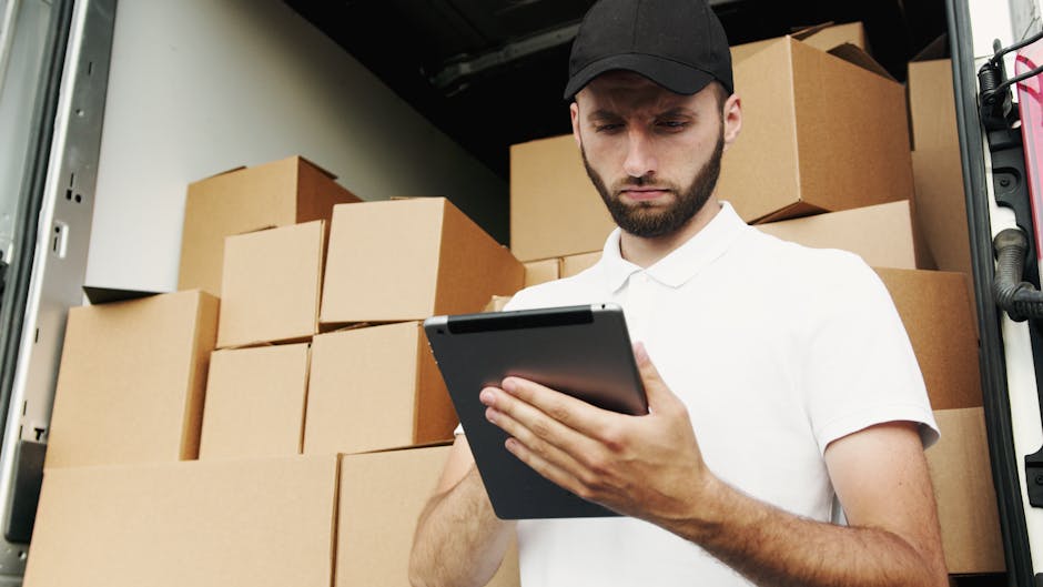 Profissional de logística usando tablet para rastrear entregas em tempo real