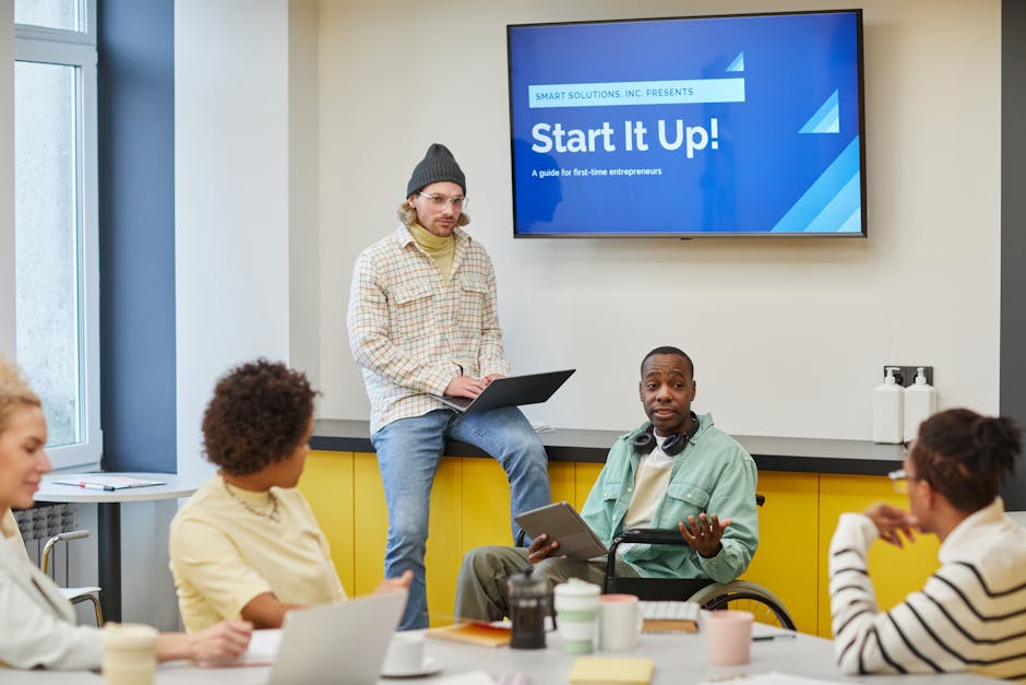 Equipe de startup discutindo estratégia de negócios em escritório moderno