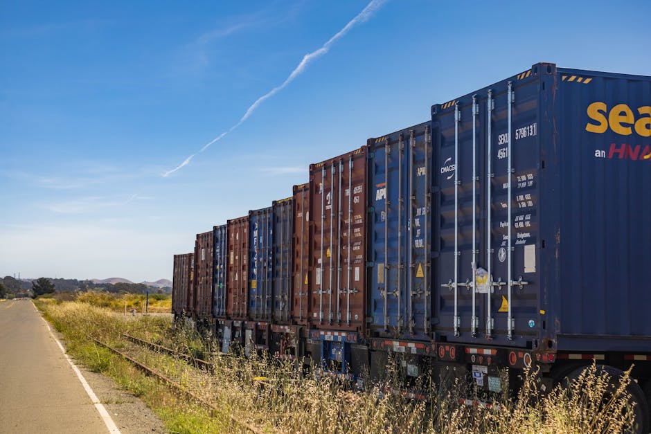 Trem de carga com containers coloridos representando transporte intermodal no Brasil
