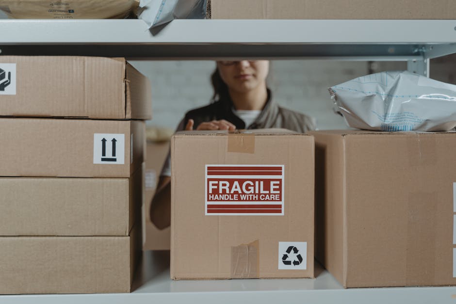 Caixas com etiqueta de fragil representando embalagem adequada para transporte de pecas