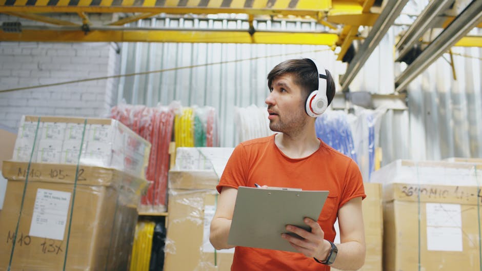 Profissional conferindo estoque de pecas industriais em armazem com prancheta