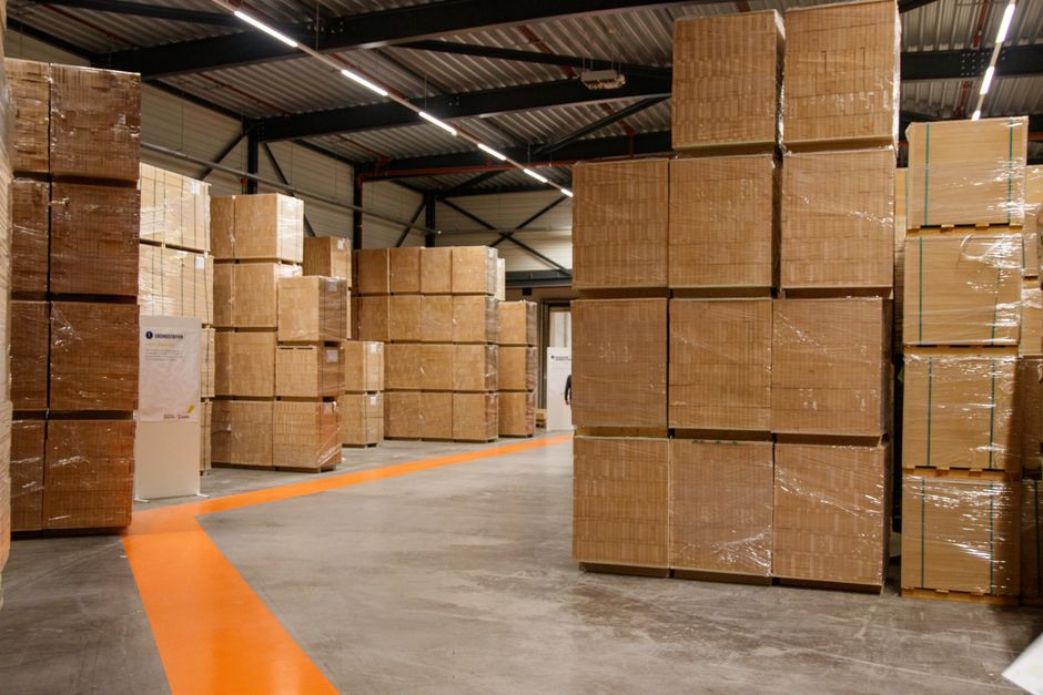 Centro de distribuição com caixas organizadas para abastecimento de múltiplas unidades franqueadas