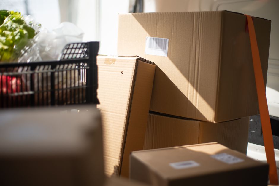 Caixas de papelão dentro de van de entrega representando expedição de e-commerce B2B