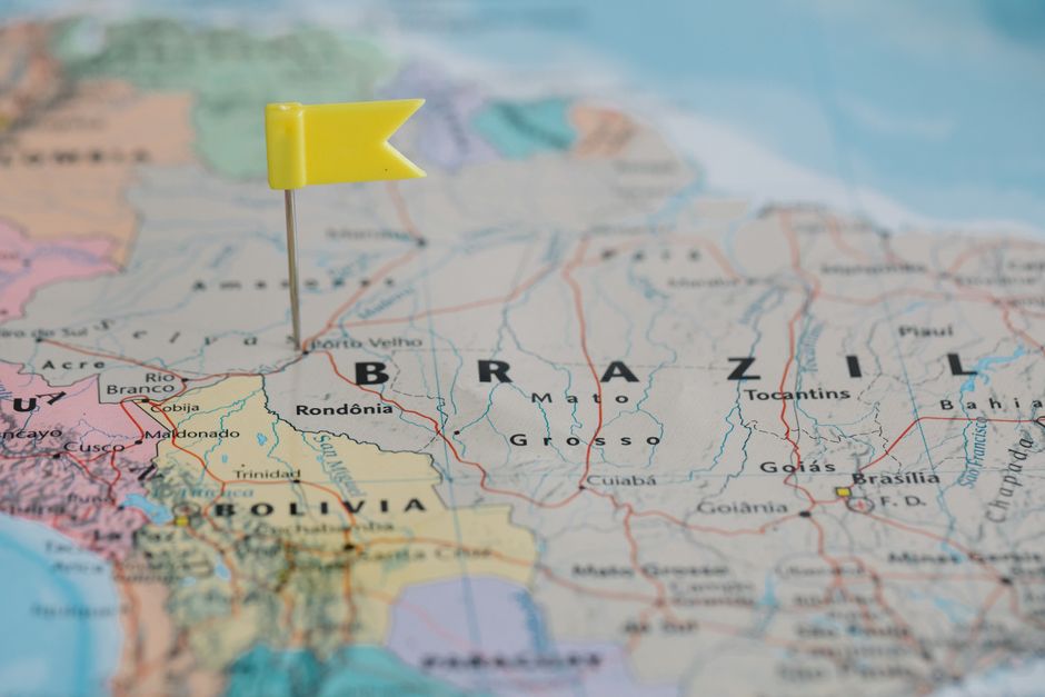 Mapa do Brasil com pin de localização representando cobertura logística multiestadual para franquias