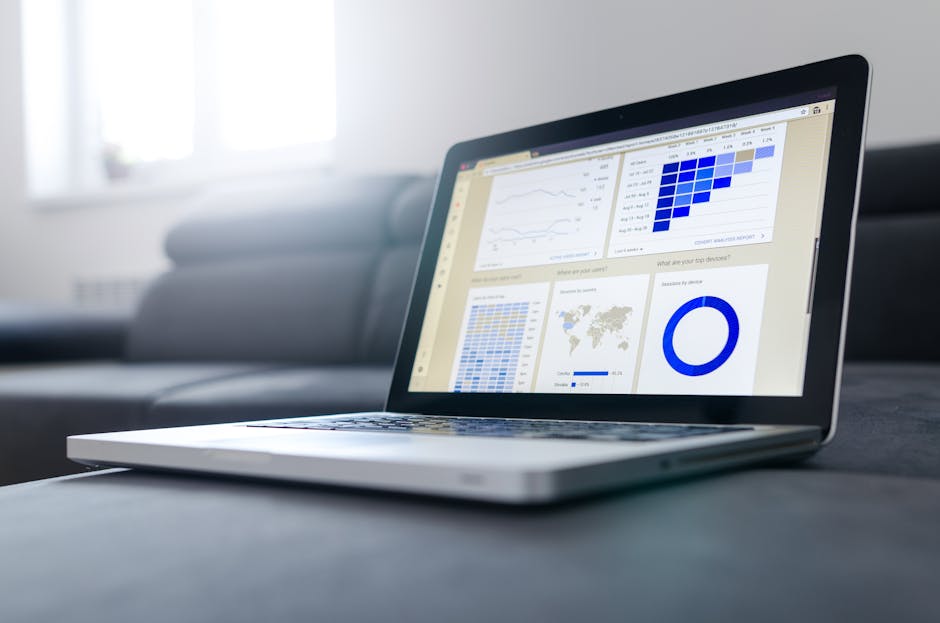 Dashboard de analytics em laptop mostrando gráficos de desempenho logístico