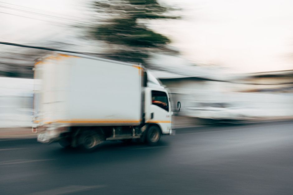 Caminhão em alta velocidade na rodovia representando transporte interestadual rápido para e-commerce