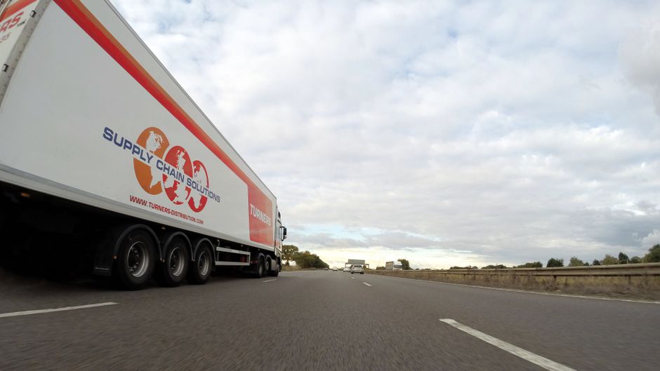 Carreta de transporte interestadual rodando na rodovia com logística supply chain