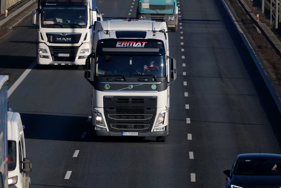 Caminhões pesados trafegando em rodovia interestadual para distribuição atacadista