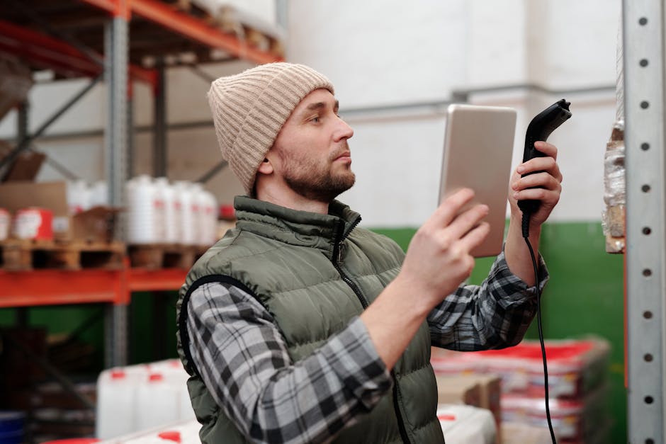 Operador usando scanner de código de barras para controle de inventário em armazém