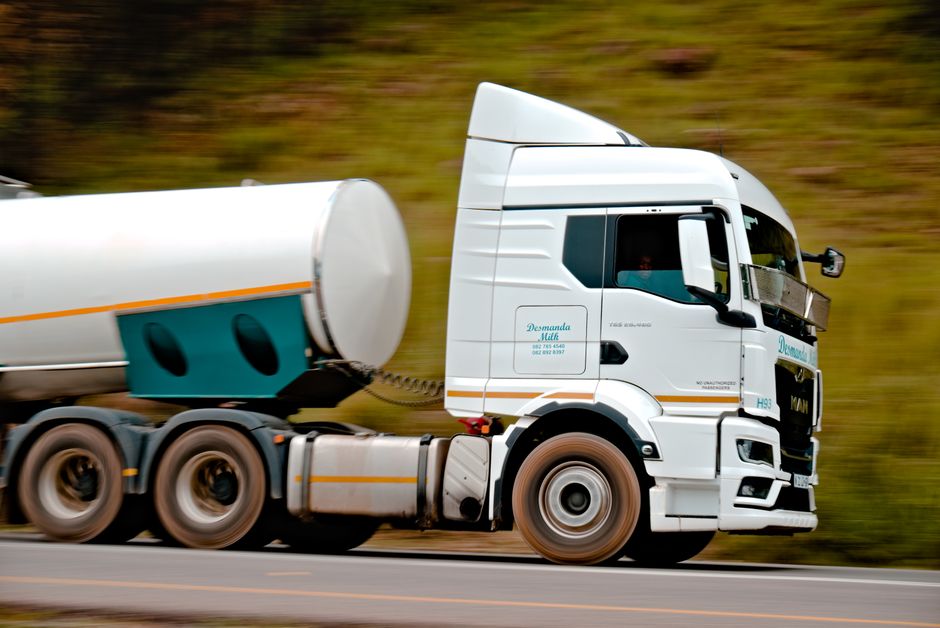 Caminhão tanque em velocidade na rodovia representando eficiência logística